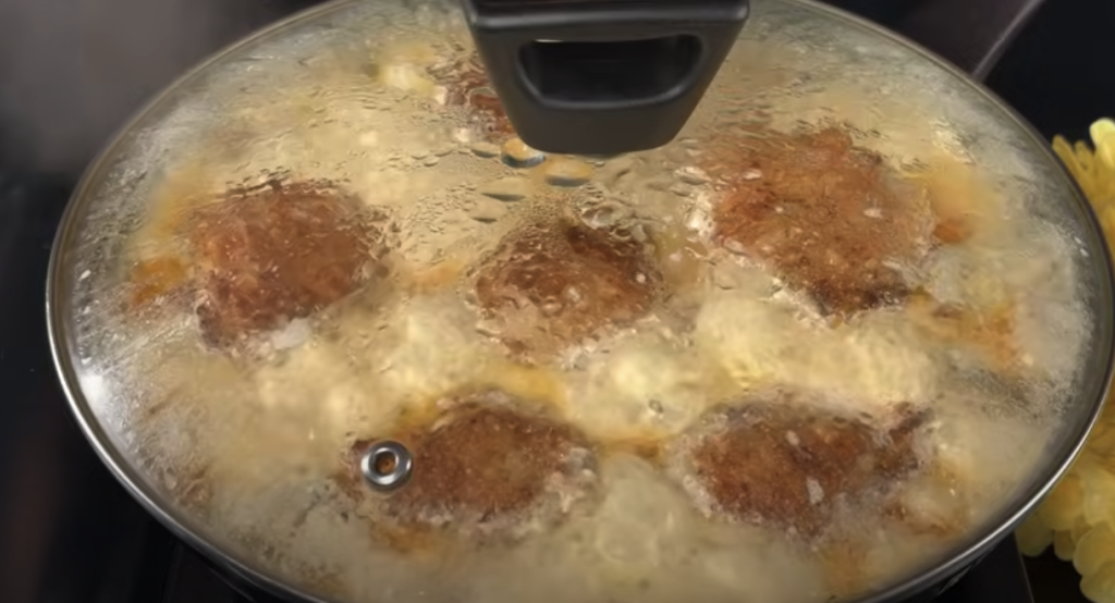 Kuřecí stehna v krémové žampionové omáčce s parmazánem a restovanými bramborami s cibulkou