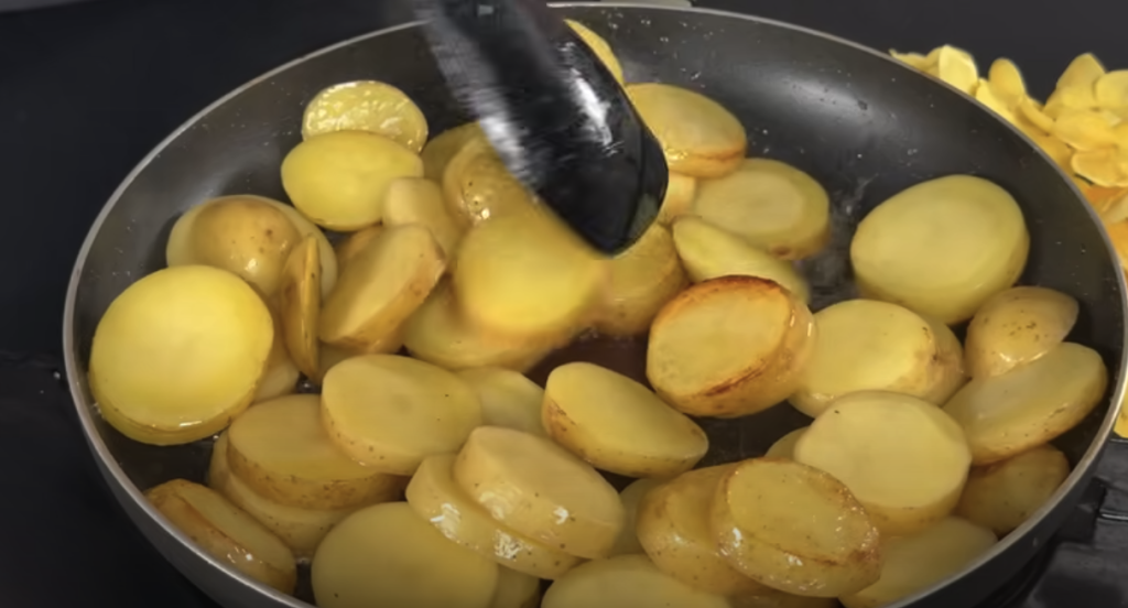 Kuřecí stehna v krémové žampionové omáčce s parmazánem a restovanými bramborami s cibulkou