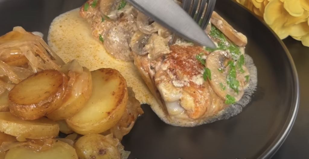 Kuřecí stehna v krémové žampionové omáčce s parmazánem a restovanými bramborami s cibulkou