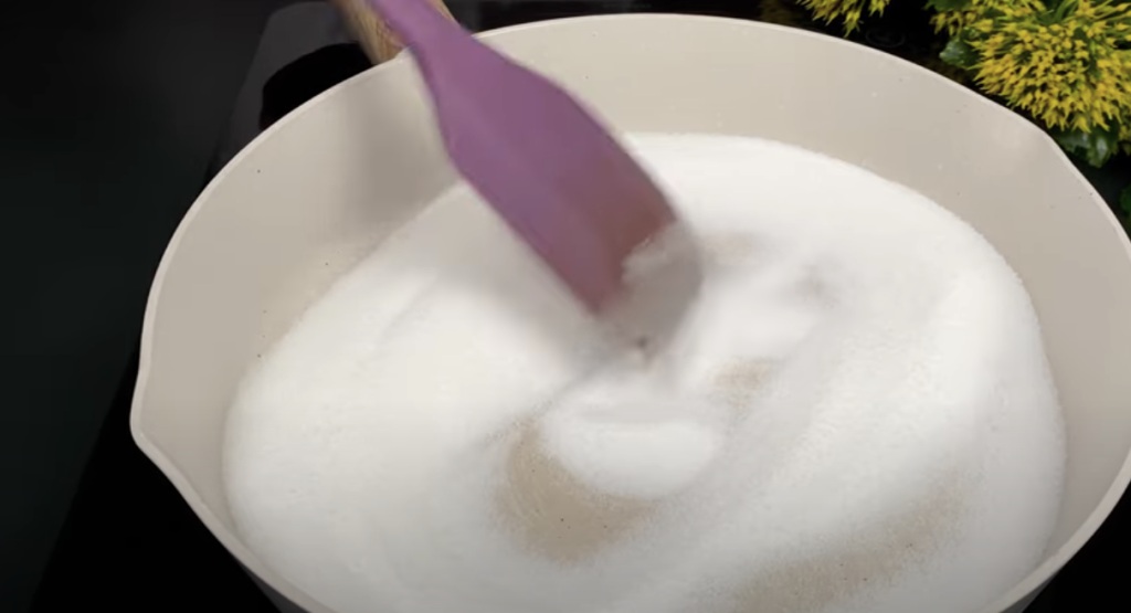 Karamelový dezert s krémem z kondenzovaného mléka, řeckého jogurtu a borůvek – bez pečení