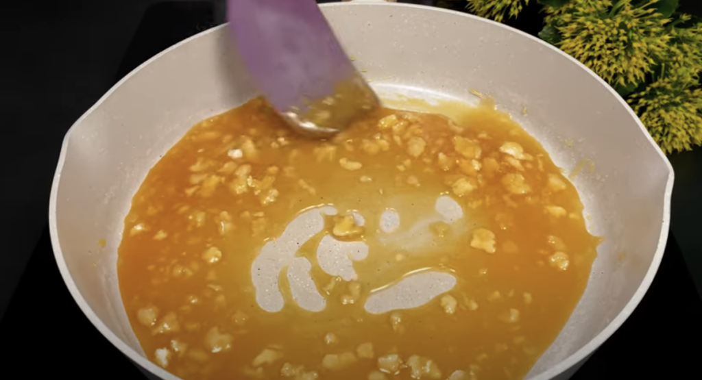 Karamelový dezert s krémem z kondenzovaného mléka, řeckého jogurtu a borůvek – bez pečení