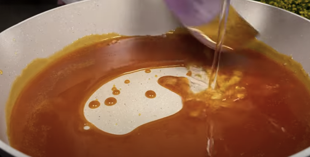 Karamelový dezert s krémem z kondenzovaného mléka, řeckého jogurtu a borůvek – bez pečení