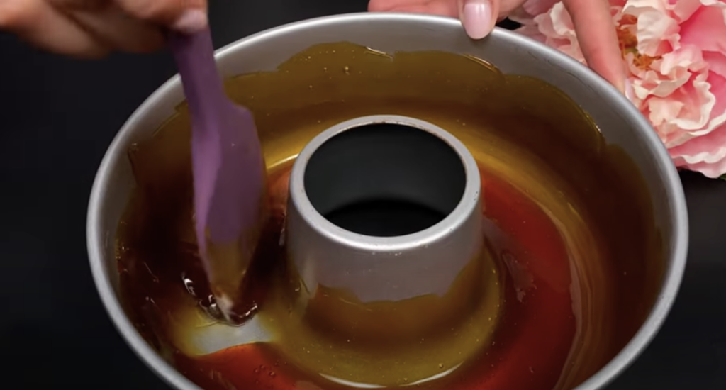 Karamelový dezert s krémem z kondenzovaného mléka, řeckého jogurtu a borůvek – bez pečení