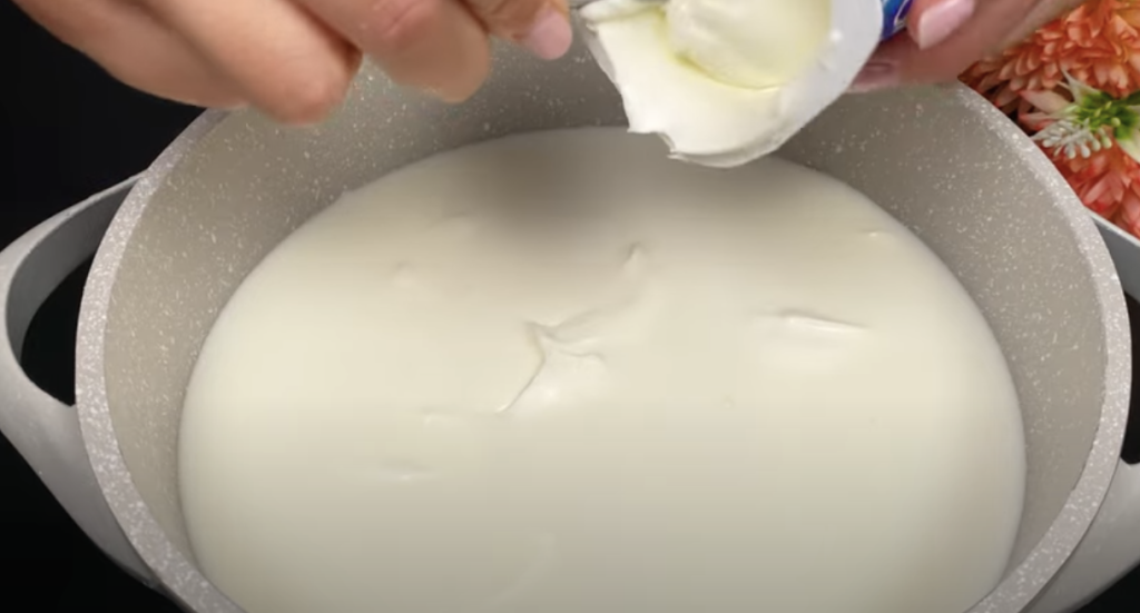 Karamelový dezert s krémem z kondenzovaného mléka, řeckého jogurtu a borůvek – bez pečení