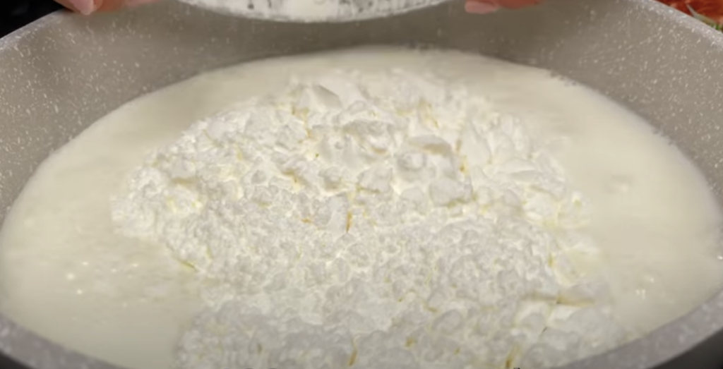 Karamelový dezert s krémem z kondenzovaného mléka, řeckého jogurtu a borůvek – bez pečení