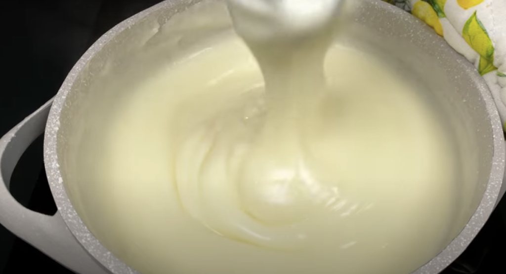 Karamelový dezert s krémem z kondenzovaného mléka, řeckého jogurtu a borůvek – bez pečení