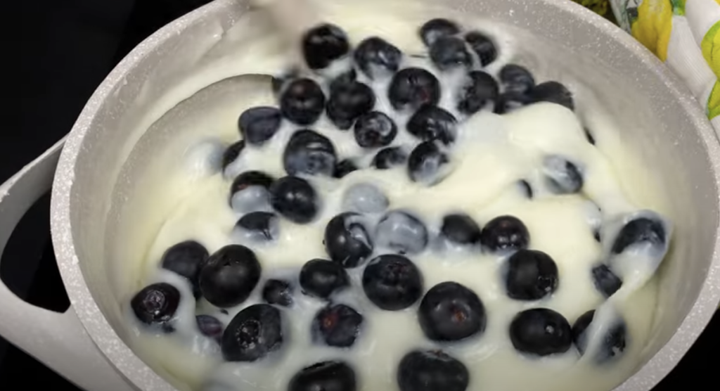 Karamelový dezert s krémem z kondenzovaného mléka, řeckého jogurtu a borůvek – bez pečení