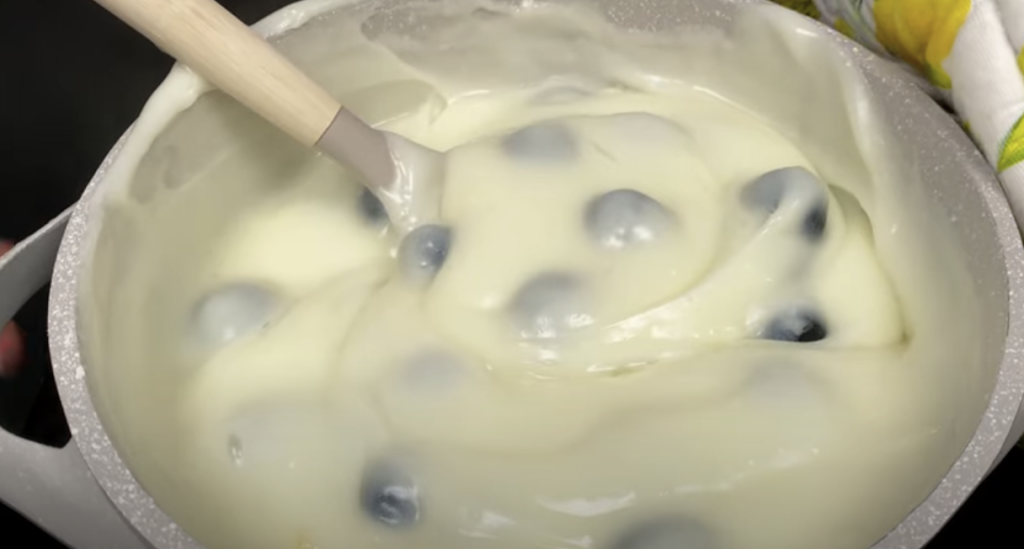 Karamelový dezert s krémem z kondenzovaného mléka, řeckého jogurtu a borůvek – bez pečení