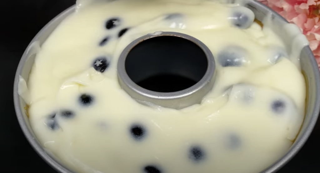 Karamelový dezert s krémem z kondenzovaného mléka, řeckého jogurtu a borůvek – bez pečení