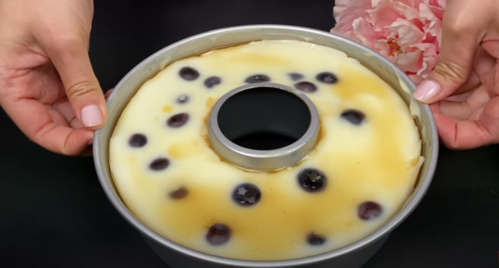 Karamelový dezert s krémem z kondenzovaného mléka, řeckého jogurtu a borůvek – bez pečení