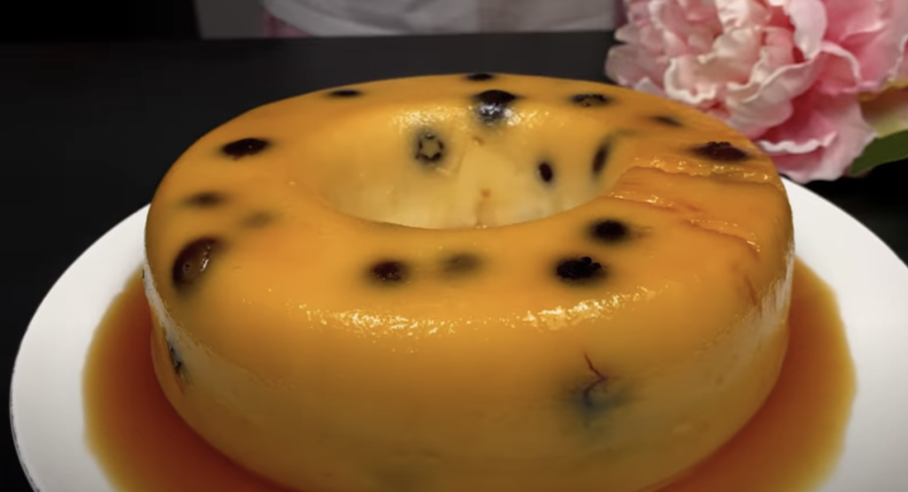 Karamelový dezert s krémem z kondenzovaného mléka, řeckého jogurtu a borůvek – bez pečení