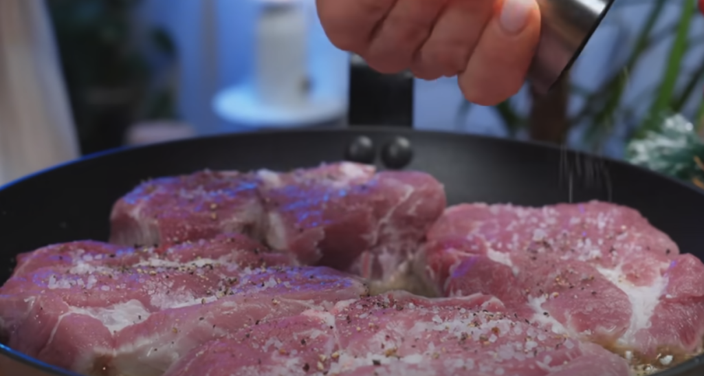 Pečená vepřová krkovice s bylinkovou marinádou, restovanou zeleninou a křupavými bramborami