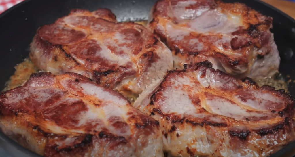 Pečená vepřová krkovice s bylinkovou marinádou, restovanou zeleninou a křupavými bramborami