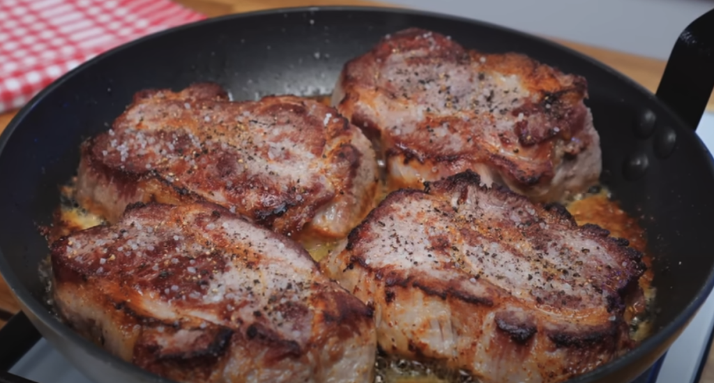 Pečená vepřová krkovice s bylinkovou marinádou, restovanou zeleninou a křupavými bramborami