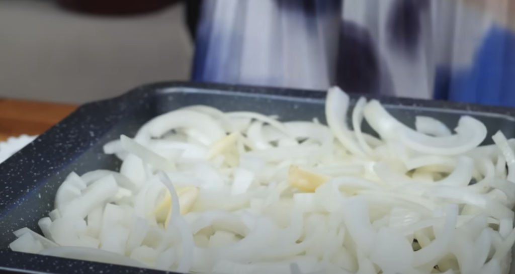 Pečená vepřová krkovice s bylinkovou marinádou, restovanou zeleninou a křupavými bramborami