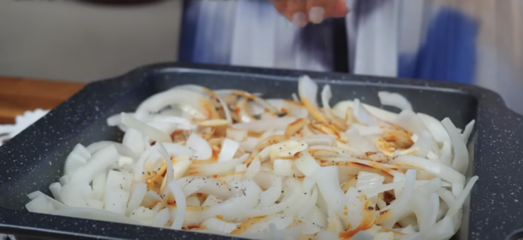 Pečená vepřová krkovice s bylinkovou marinádou, restovanou zeleninou a křupavými bramborami