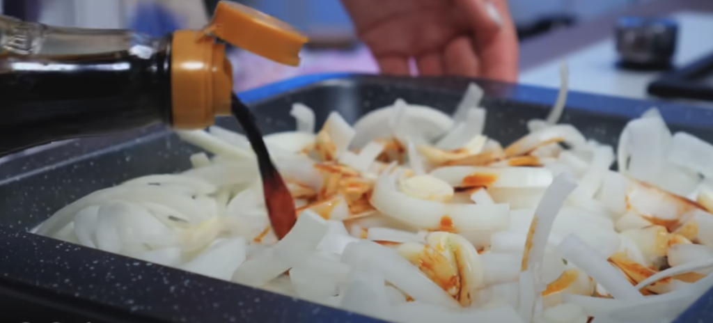 Pečená vepřová krkovice s bylinkovou marinádou, restovanou zeleninou a křupavými bramborami