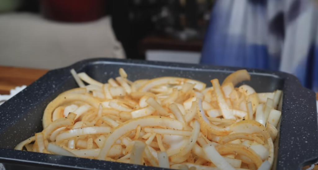 Pečená vepřová krkovice s bylinkovou marinádou, restovanou zeleninou a křupavými bramborami