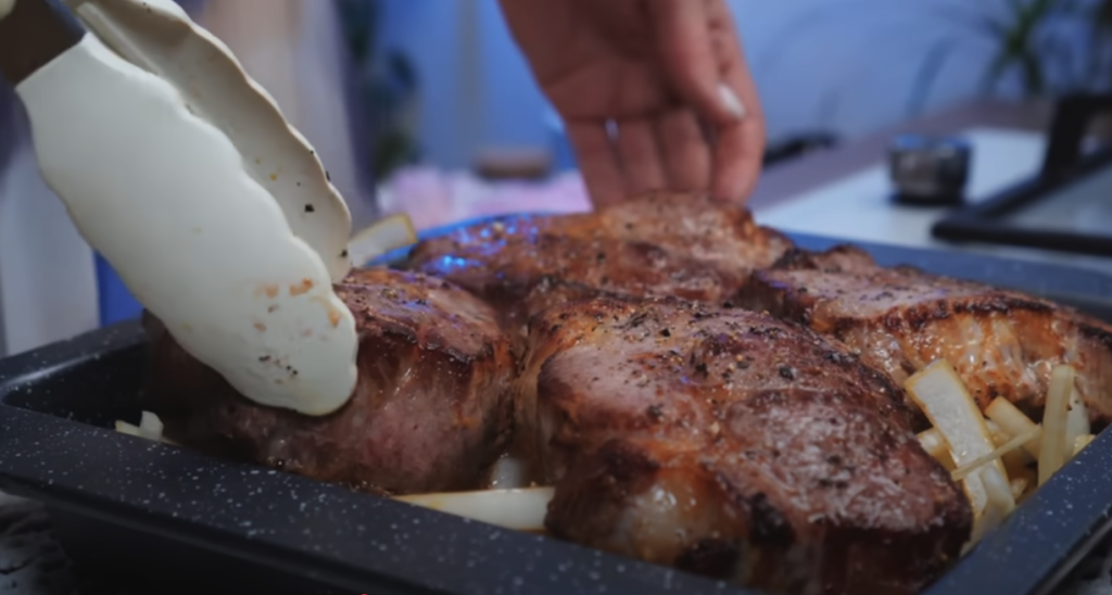 Pečená vepřová krkovice s bylinkovou marinádou, restovanou zeleninou a křupavými bramborami