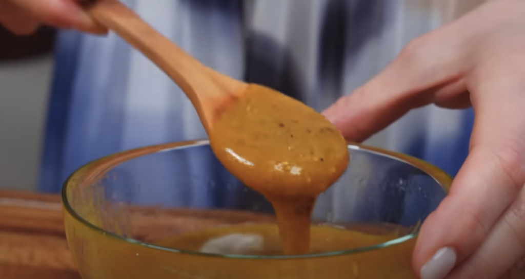 Pečená vepřová krkovice s bylinkovou marinádou, restovanou zeleninou a křupavými bramborami