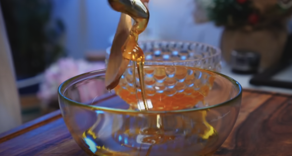 Pečená vepřová krkovice s bylinkovou marinádou, restovanou zeleninou a křupavými bramborami