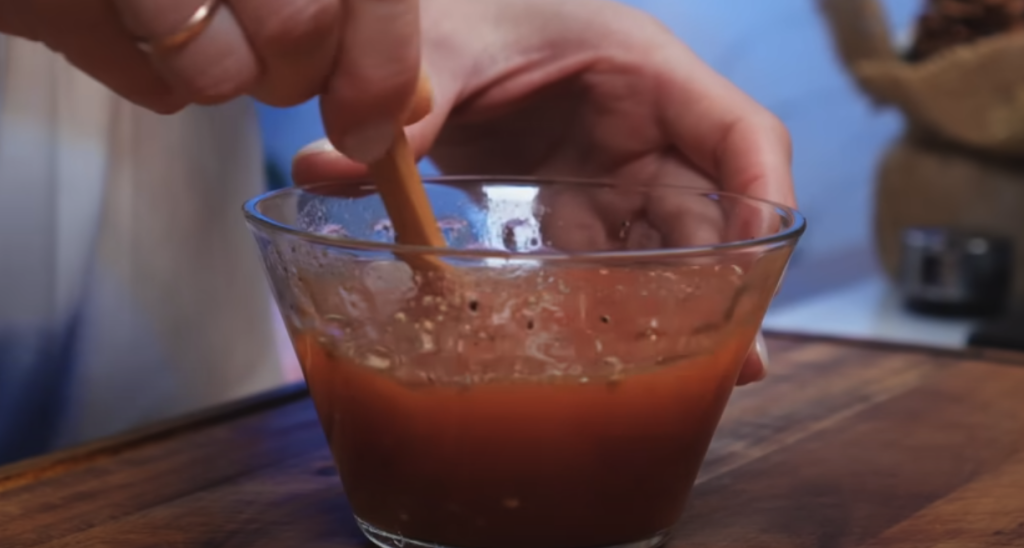 Pečená vepřová krkovice s bylinkovou marinádou, restovanou zeleninou a křupavými bramborami