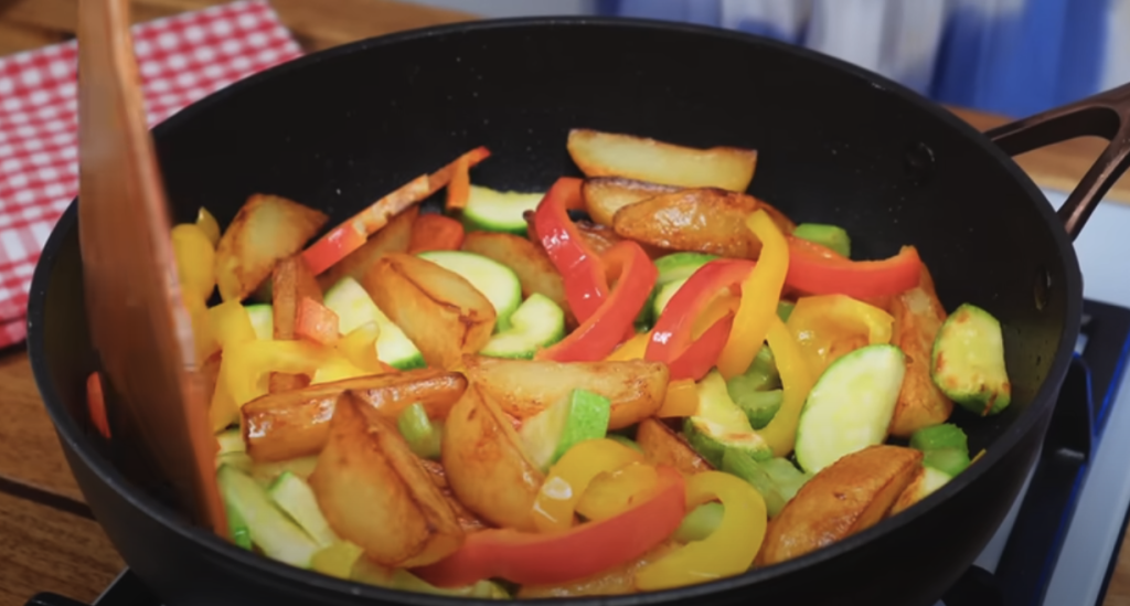 Pečená vepřová krkovice s bylinkovou marinádou, restovanou zeleninou a křupavými bramborami