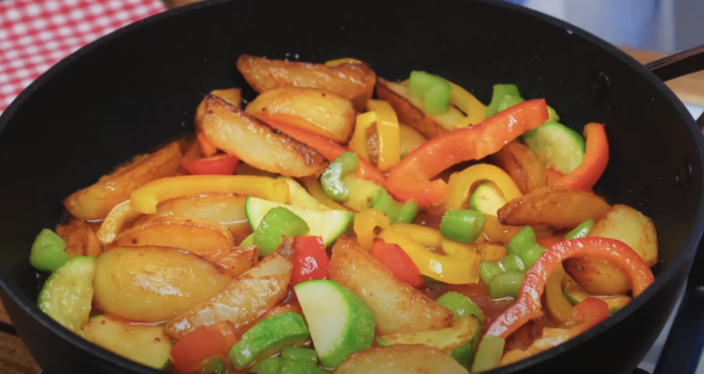 Pečená vepřová krkovice s bylinkovou marinádou, restovanou zeleninou a křupavými bramborami