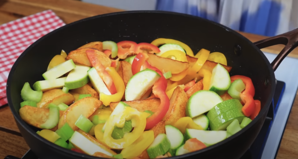 Pečená vepřová krkovice s bylinkovou marinádou, restovanou zeleninou a křupavými bramborami