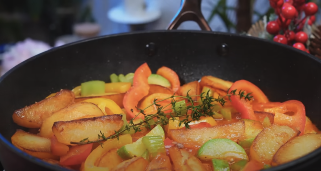 Pečená vepřová krkovice s bylinkovou marinádou, restovanou zeleninou a křupavými bramborami