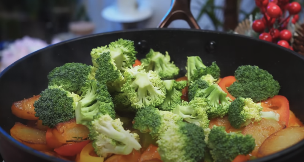 Pečená vepřová krkovice s bylinkovou marinádou, restovanou zeleninou a křupavými bramborami