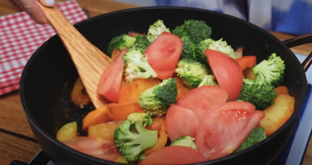 Pečená vepřová krkovice s bylinkovou marinádou, restovanou zeleninou a křupavými bramborami