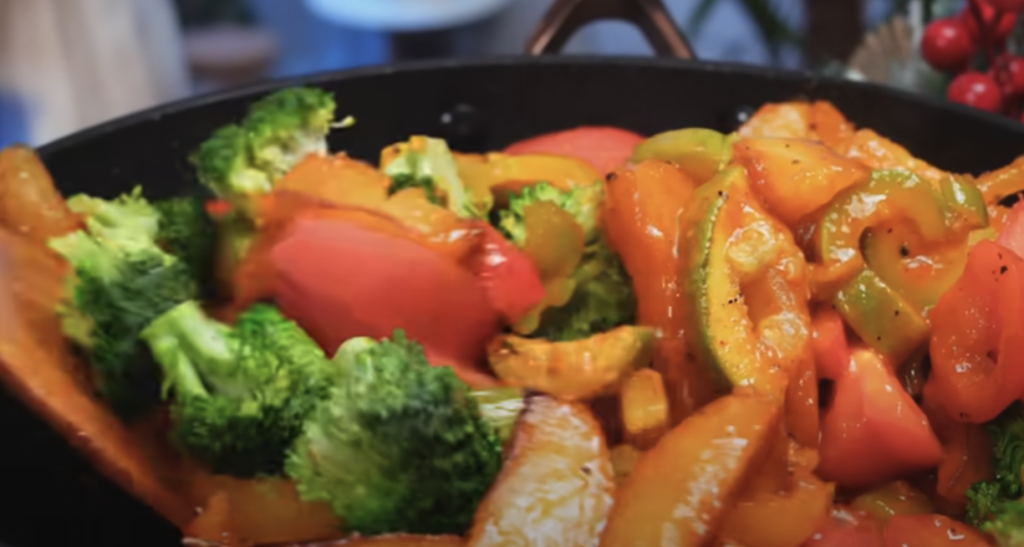 Pečená vepřová krkovice s bylinkovou marinádou, restovanou zeleninou a křupavými bramborami