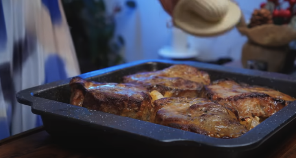 Pečená vepřová krkovice s bylinkovou marinádou, restovanou zeleninou a křupavými bramborami