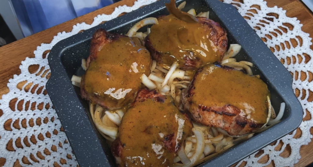 Pečená vepřová krkovice s bylinkovou marinádou, restovanou zeleninou a křupavými bramborami