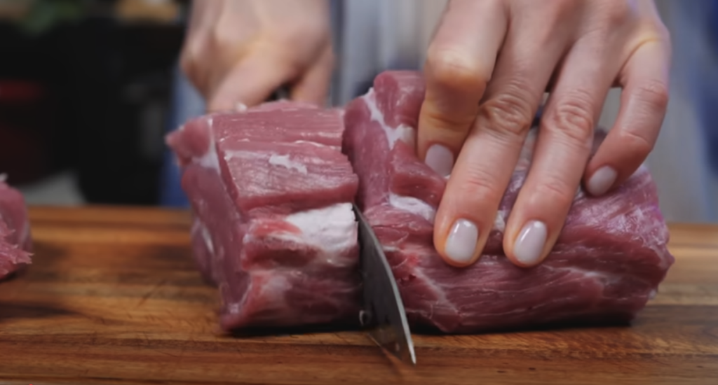 Pečená vepřová krkovice s bylinkovou marinádou, restovanou zeleninou a křupavými bramborami