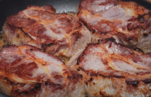 Pečená vepřová krkovice s bylinkovou marinádou, zeleninou a bramborami Pečená vepřová krkovice s bylinkovou marinádou, restovanou zeleninou a křupavými bramborami