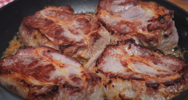 Pečená vepřová krkovice s bylinkovou marinádou, restovanou zeleninou a křupavými bramborami