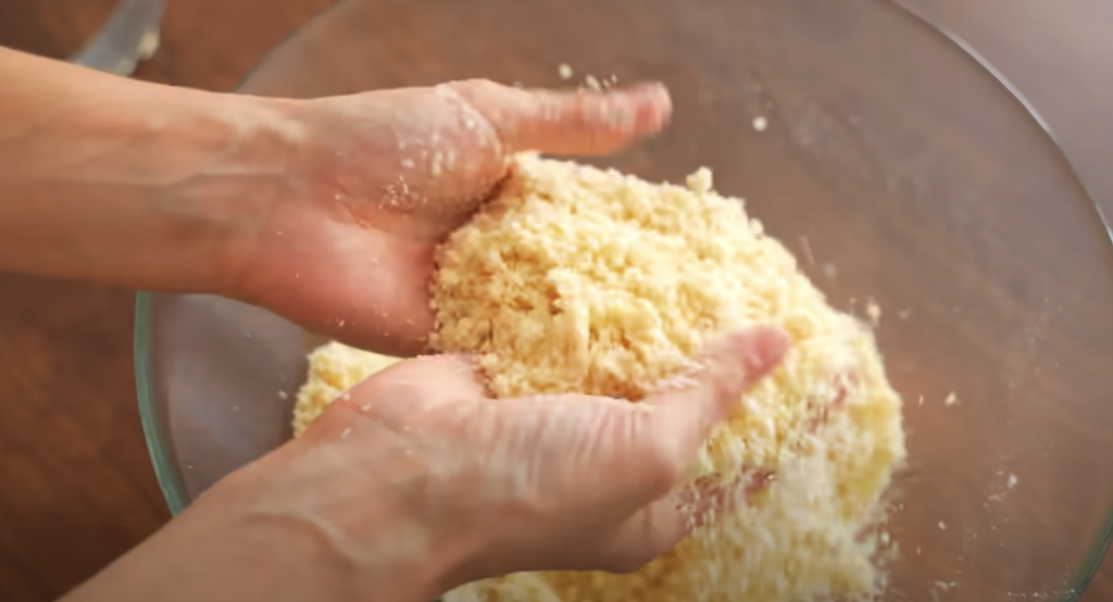 Vrstvený dort s vanilkovým krémem a křupavou praženou drobenkou – sladké potěšení pro každou příležitost