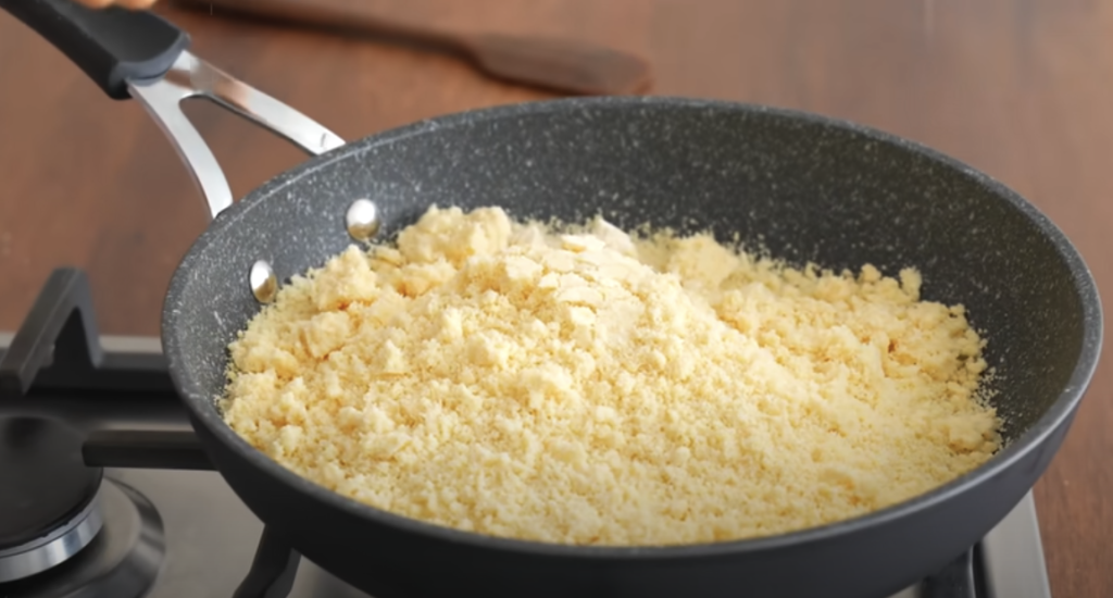 Vrstvený dort s vanilkovým krémem a křupavou praženou drobenkou – sladké potěšení pro každou příležitost