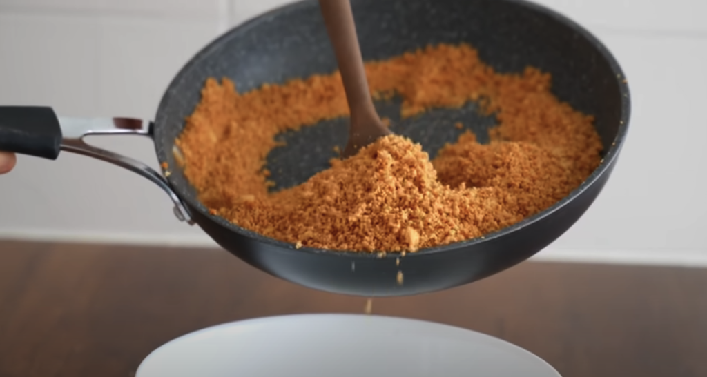 Vrstvený dort s vanilkovým krémem a křupavou praženou drobenkou – sladké potěšení pro každou příležitost