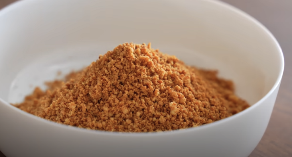 Vrstvený dort s vanilkovým krémem a křupavou praženou drobenkou – sladké potěšení pro každou příležitost