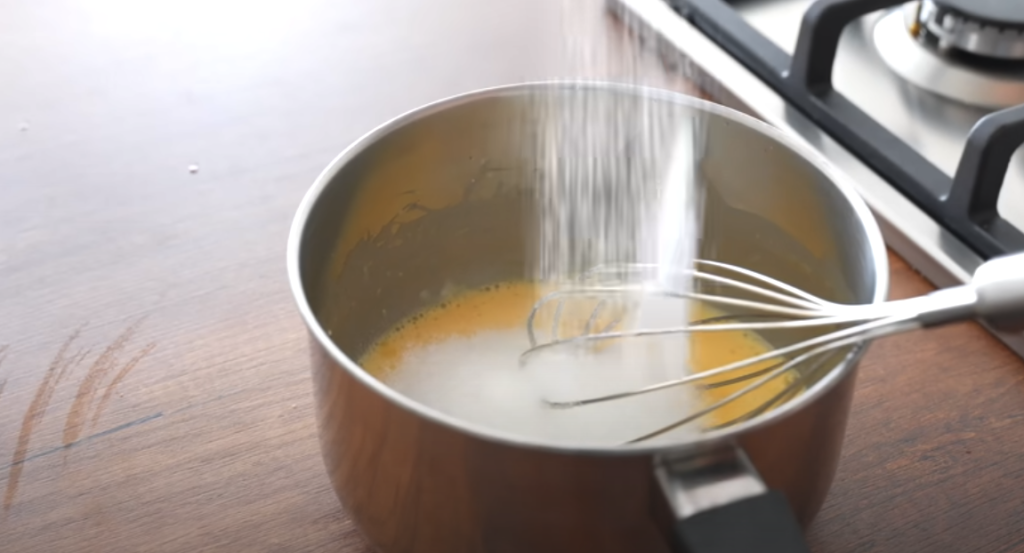 Vrstvený dort s vanilkovým krémem a křupavou praženou drobenkou – sladké potěšení pro každou příležitost