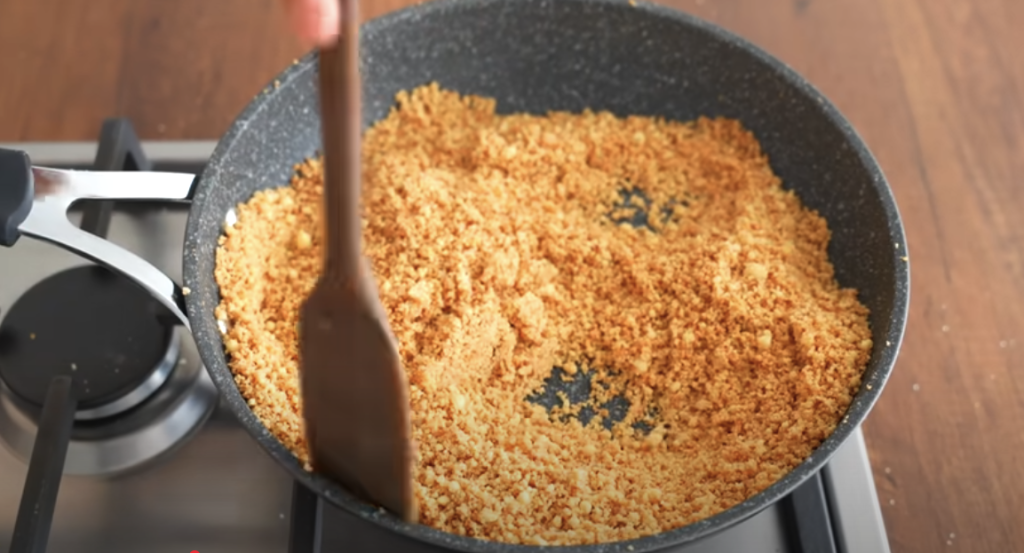 Vrstvený dort s vanilkovým krémem a křupavou praženou drobenkou – sladké potěšení pro každou příležitost