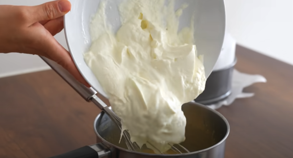 Vrstvený dort s vanilkovým krémem a křupavou praženou drobenkou – sladké potěšení pro každou příležitost