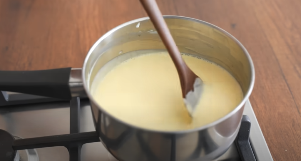 Vrstvený dort s vanilkovým krémem a křupavou praženou drobenkou – sladké potěšení pro každou příležitost