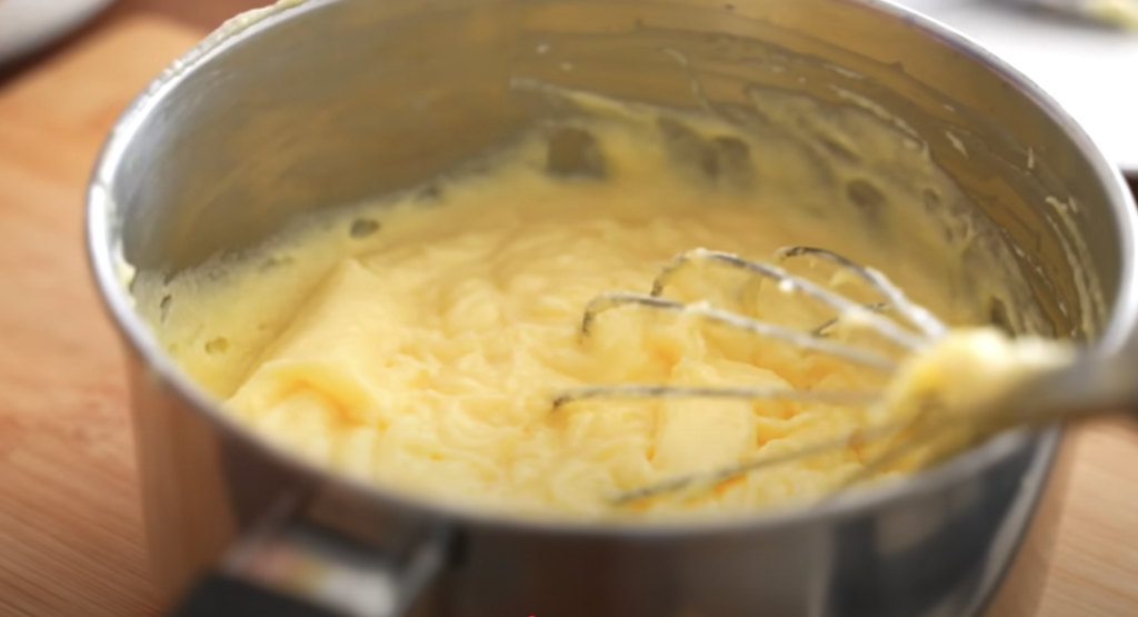 Vrstvený dort s vanilkovým krémem a křupavou praženou drobenkou – sladké potěšení pro každou příležitost