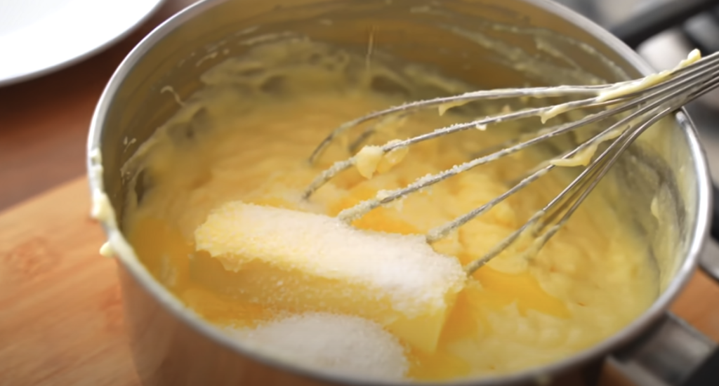 Vrstvený dort s vanilkovým krémem a křupavou praženou drobenkou – sladké potěšení pro každou příležitost