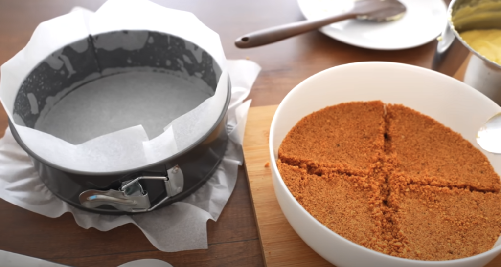 Vrstvený dort s vanilkovým krémem a křupavou praženou drobenkou – sladké potěšení pro každou příležitost