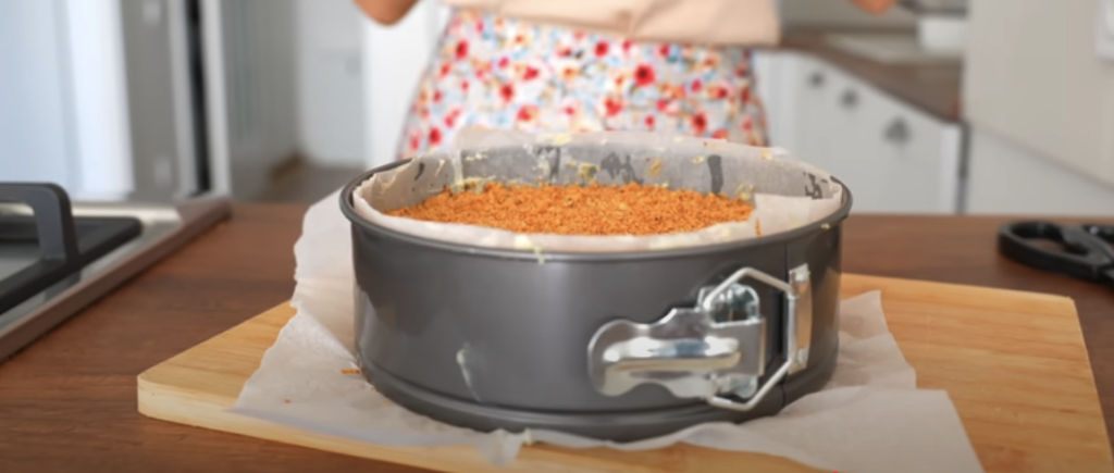 Vrstvený dort s vanilkovým krémem a křupavou praženou drobenkou – sladké potěšení pro každou příležitost